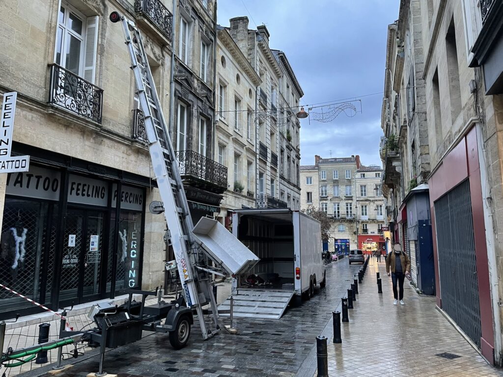 Bloquer une rue pour un monte-meuble